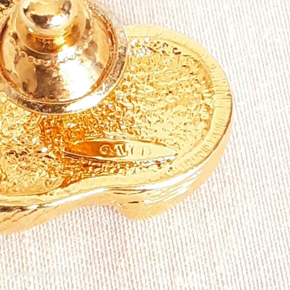 Avon Resting Cat Pin With Pearly Cabochon Belly - Picture 7 of 8